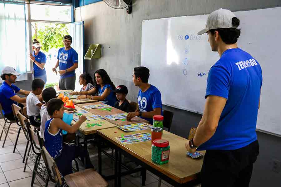 Labor social Borregos Guadalajara en escuela de Zapopan.
