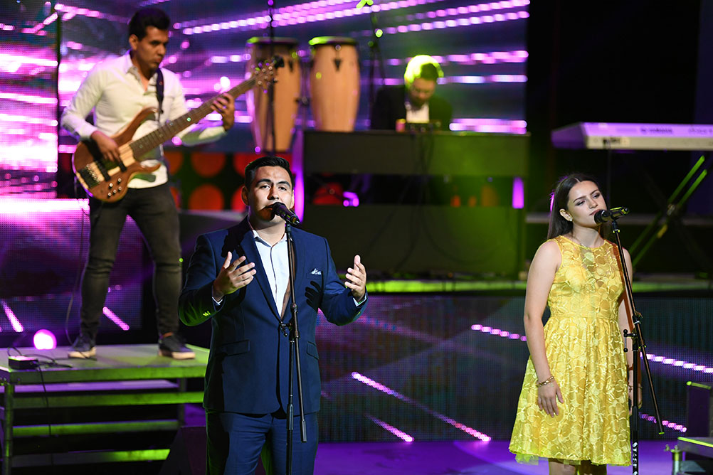 Alejandro Maldonado y Bárbara Gutiérrez, de campus Laguna, interpretando "Otra vez". 