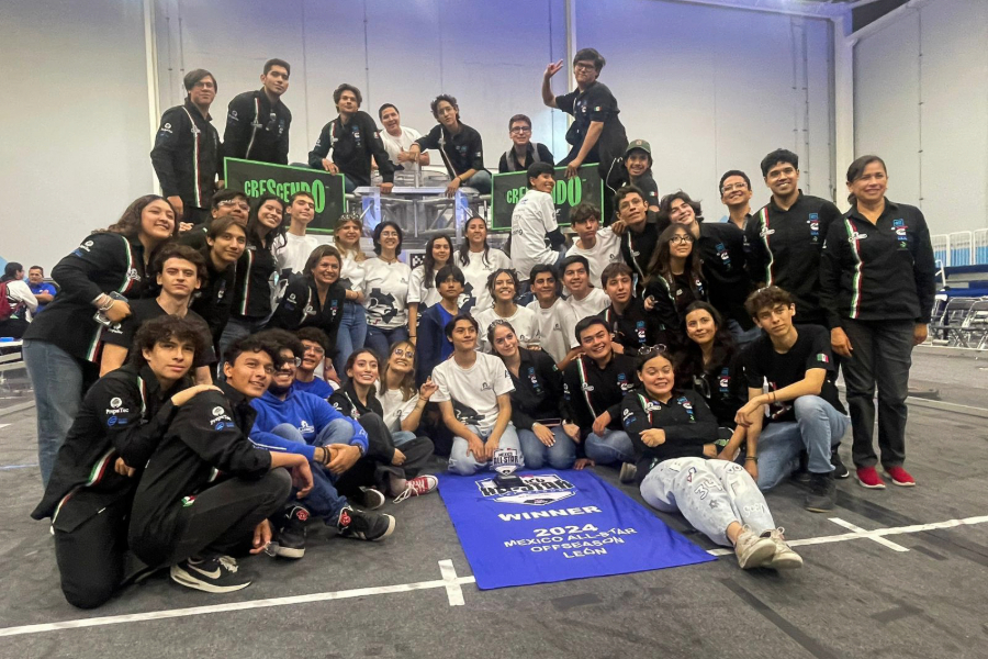 Lambot, equipo de robótica de San Luis Potosí, posa con su reconocimiento de campeones