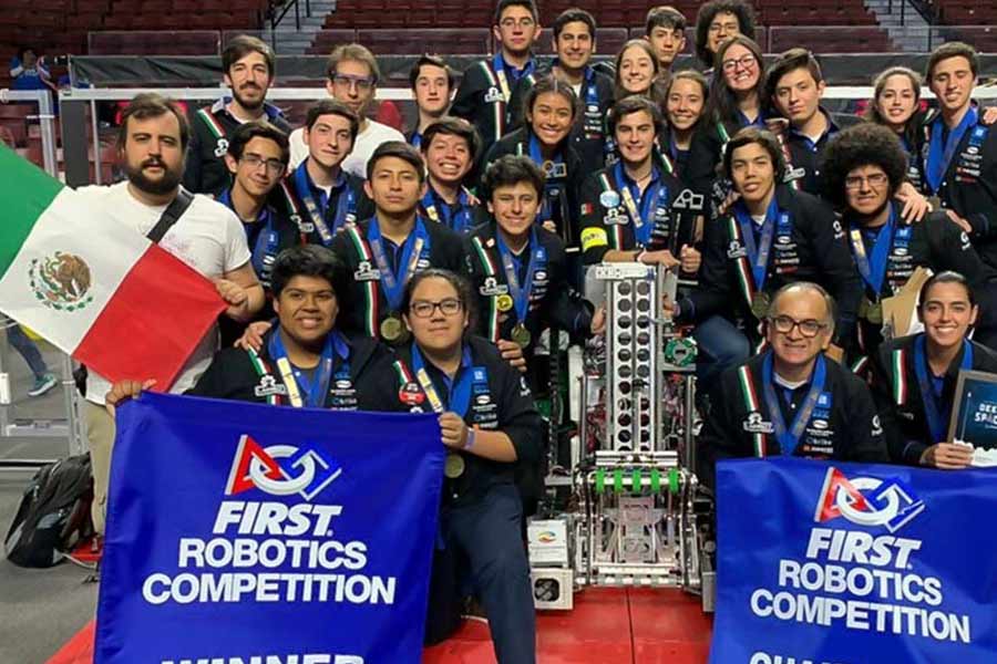 LamBot celebrando sus dos blue banners en el regional de FIRST en Utah. 