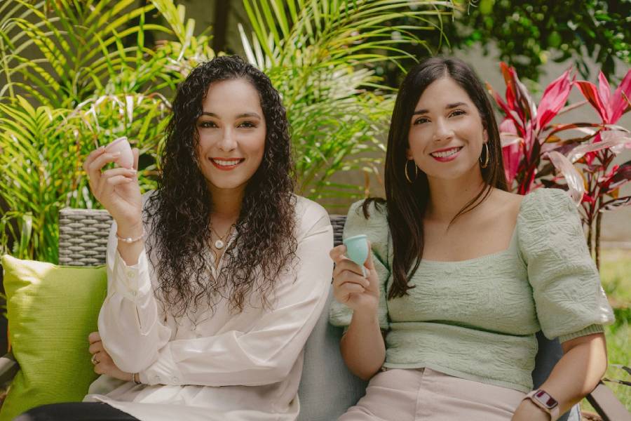 Paola y Sofía sentadas sosteniendo una copa