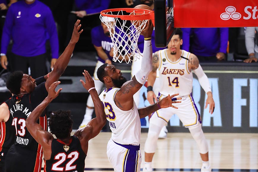 Jugada de Lebron James en la final 2020 de la NBA. 