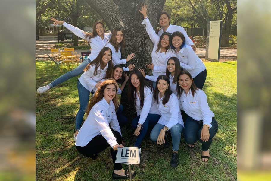 Foto alumnos LEM con su directora