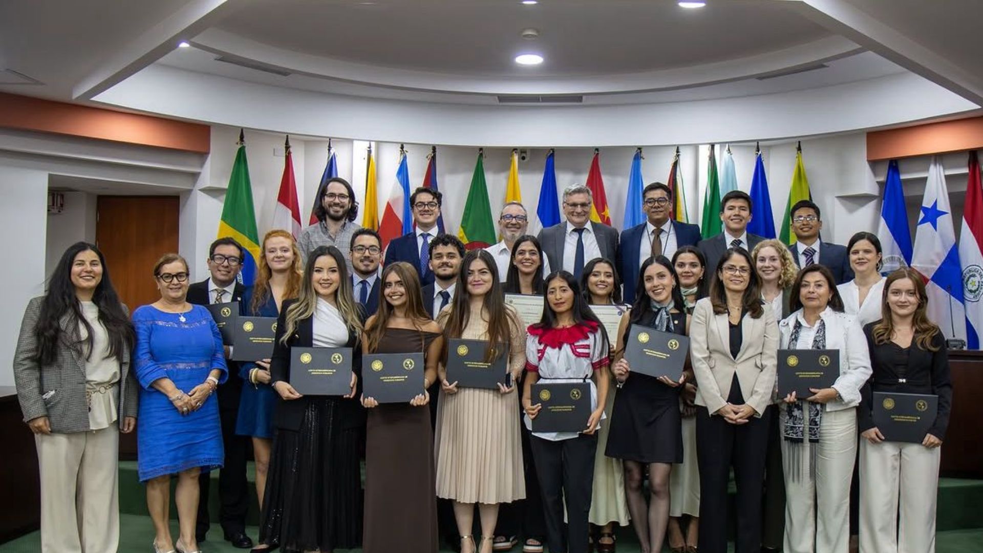 Lena Su&aacute;rez en la Corte Interamericana de Derechos Humanos, en Costa Rica, junto a sus compa&ntilde;eros practicantes