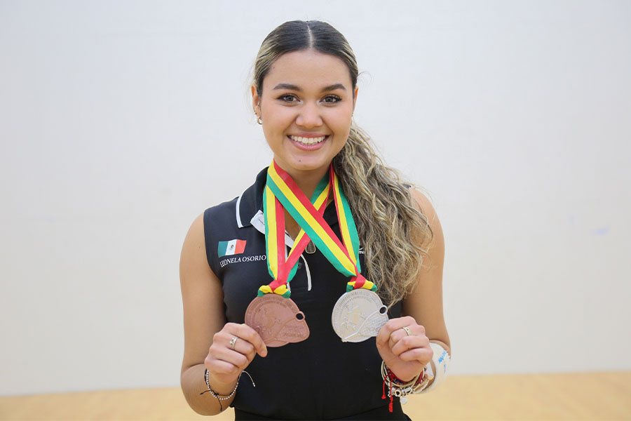 Leonela Osorio mostrando sus medallas de plata y bronce del Campeonato Mundial de Ráquetbol Juvenil