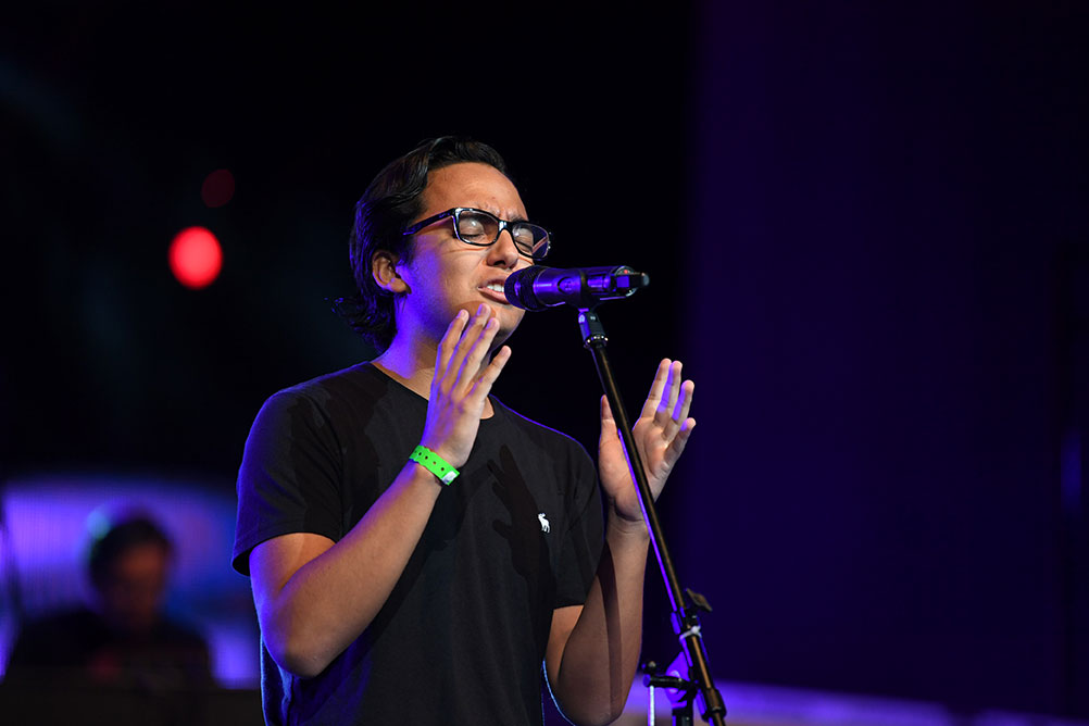 César Santos, de León, interpretando la canción que obtuvo el primer lugar: "Fuiste".