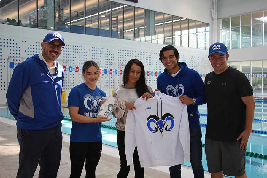 Emilio Álvarez, director de Borregos Athletics, Sofía Arroyo, de Borregos MTY de natación, Uriel Morales, coordinador de Athletics, y Sigifredo Treviño, director Atlético y Deportivo, dieron la bienvenida al equipo de natación a Lorena.