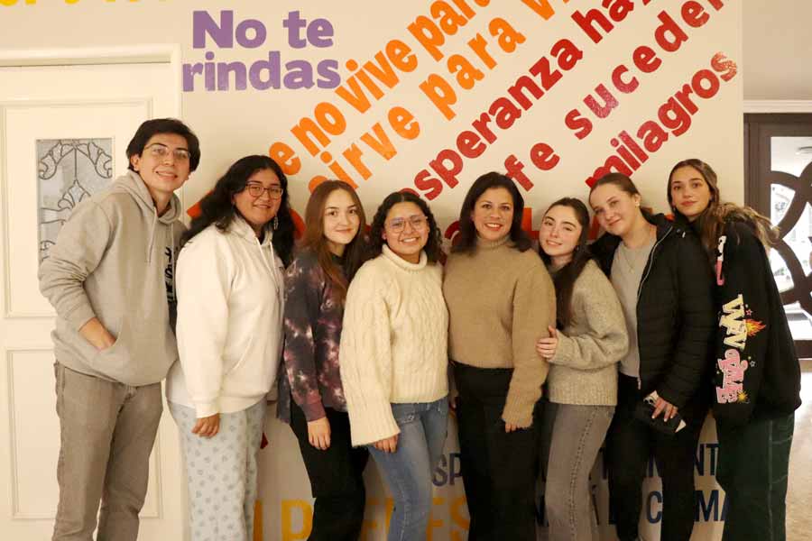 Los alumnos de PrepaTec Valle Alto y la profesora Laura Pezina posando para una fotografía.