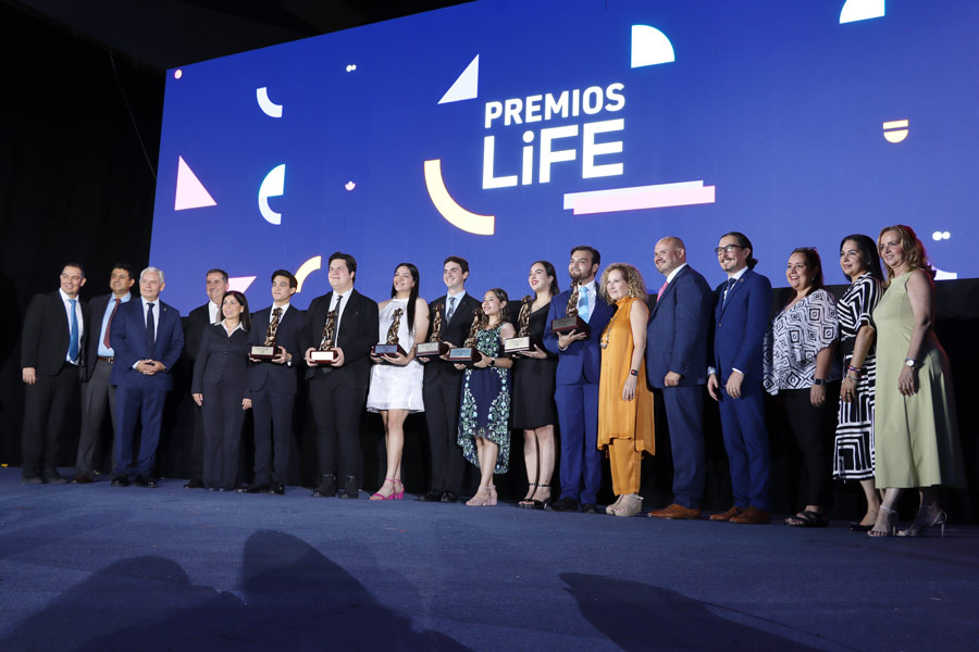 Los ganadores del Borrego de Oro posando con su reconocimiento junto a directivos del Tec.