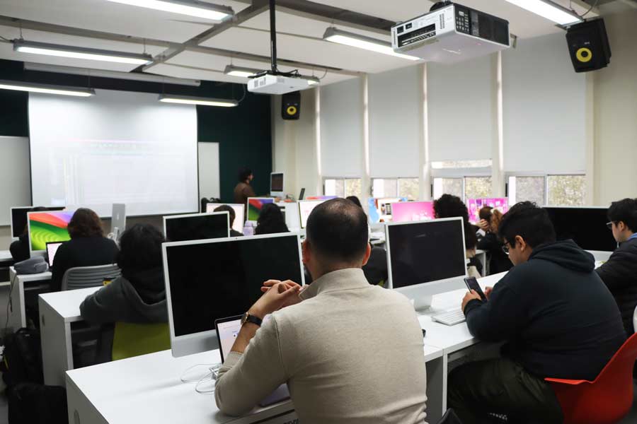 Estudiantes tomando el taller de postproducción en el campus Monterrey.