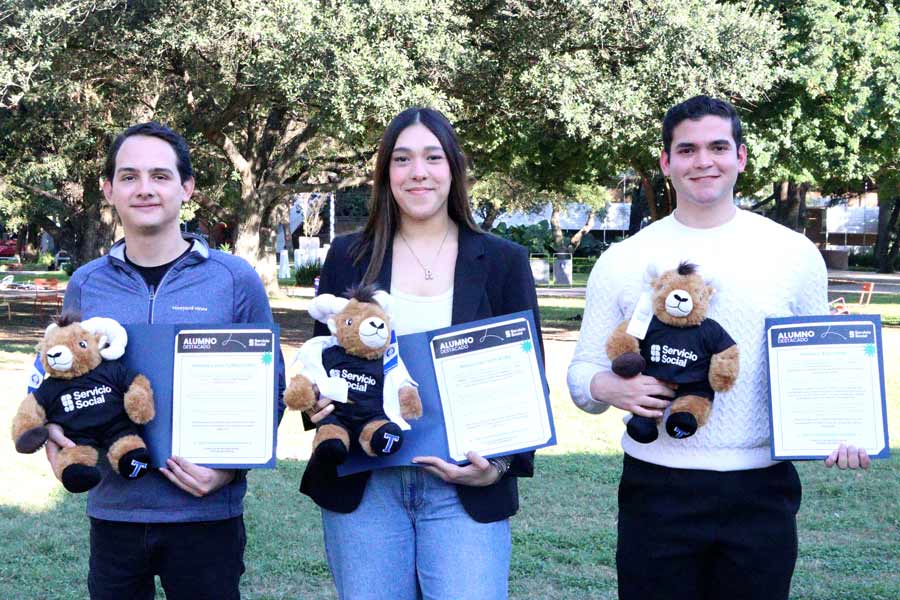 Los tres estudiantes reconocidos por Servicio Social posando para una fotografía.