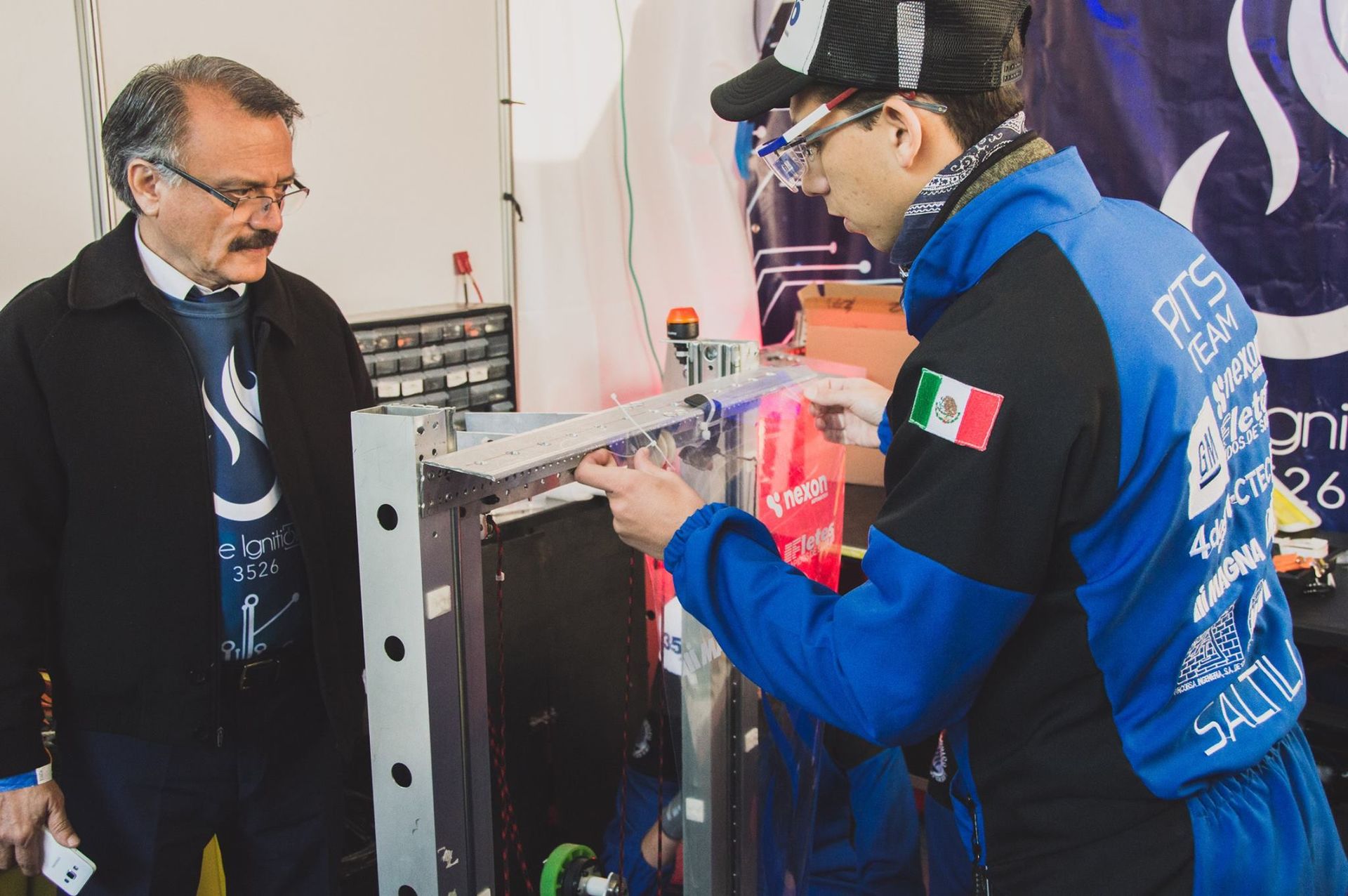 Jovén y profesor armando un robot