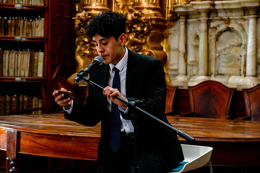 Luis, estudiante ganador de Cuento Largo, en la categoría de Profesional y Posgrado