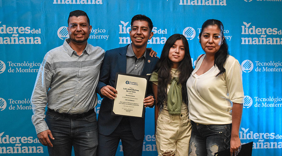 Luis Jared Martínez gana beca del 100 % con proyecto de innovación