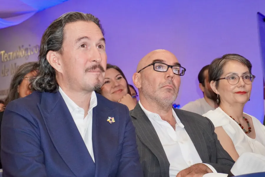 Luis Raúl Domínguez y Gabriel Trevizo en la celebración de los 35 años de la licenciatura en Negocios Internacionales del Tec campus Chihuahua.