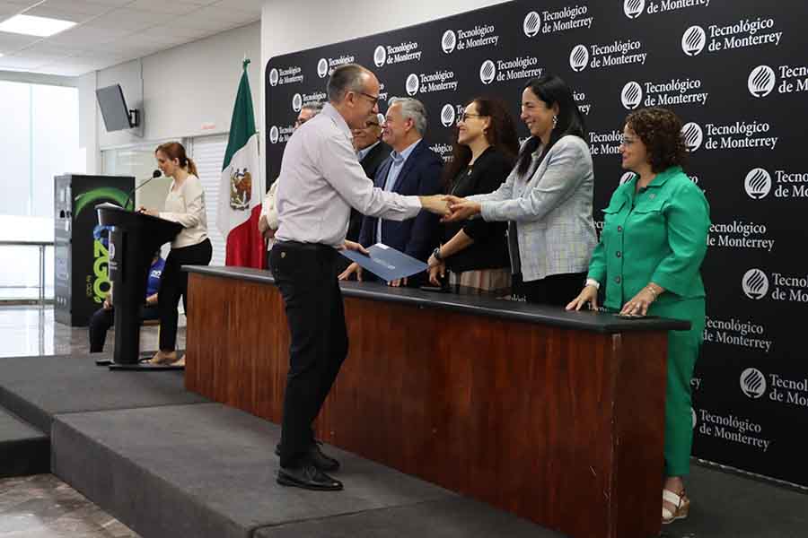 Luis Villarreal, profesor de Arquitectura, fue uno de los reconocidos en la bienvenida.