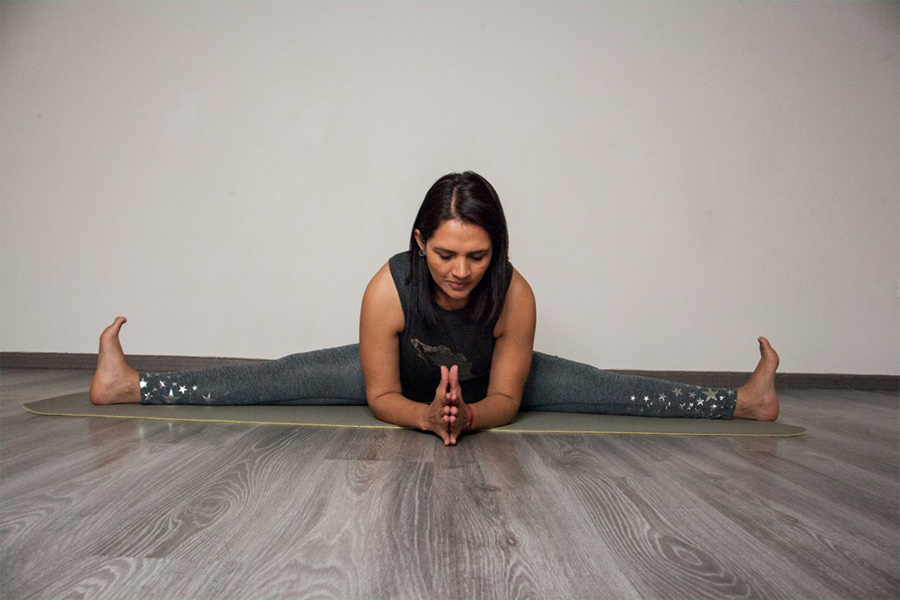 Maestra Dalya practicando yoga