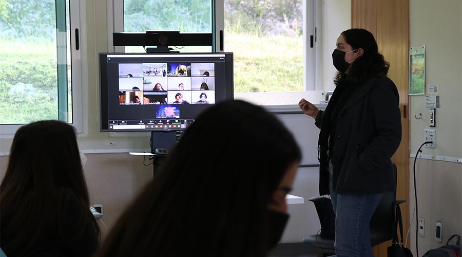 maestra enseñando a alumnos y alumnas de prepatec morelia