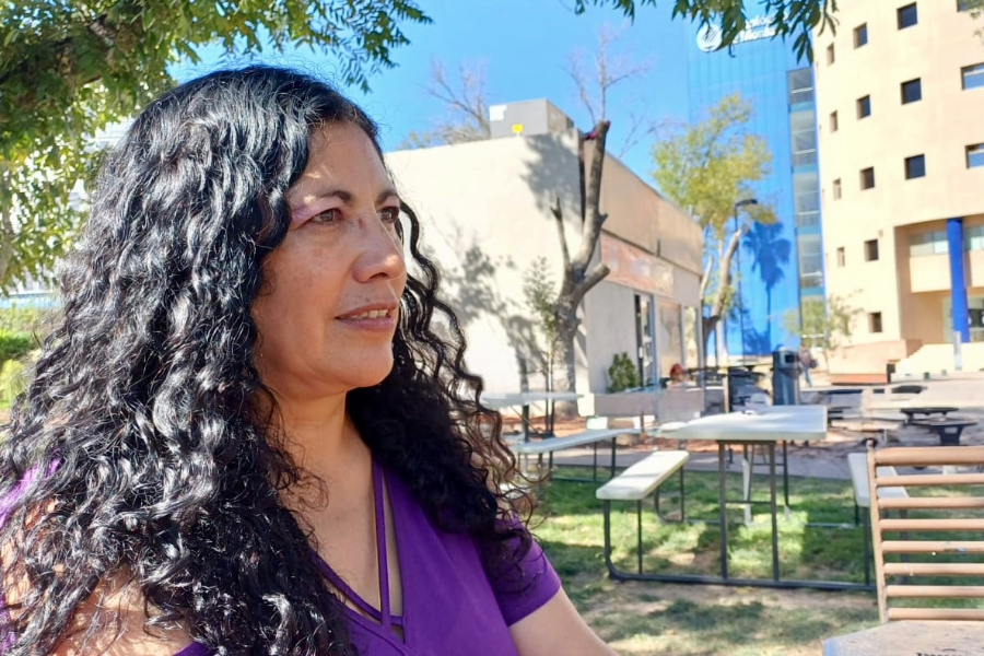 La doctora Ma. Elena Martínez, docente de la Escuela de Medicina y Ciencias de la Salud del campus Chihuahua en los jardines del Ágora. 