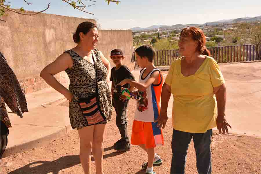 Trabajos en la colonia por parte de la maestra y estudiantes del Tec