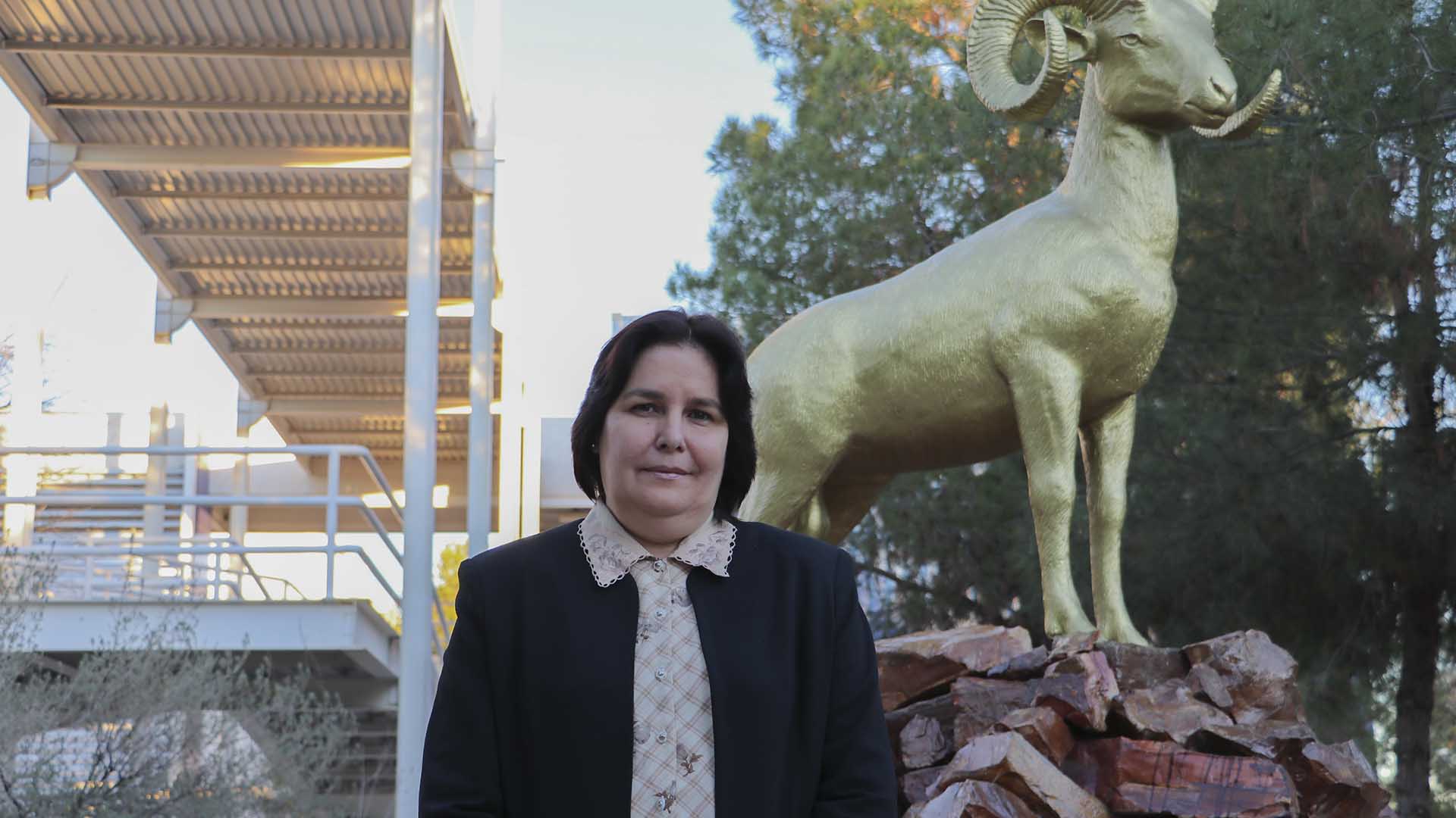 Maestra Ana frente al borrego en Juárez