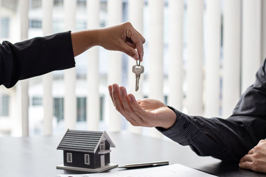 Mano tomando llave de una casa para comprar o rentar