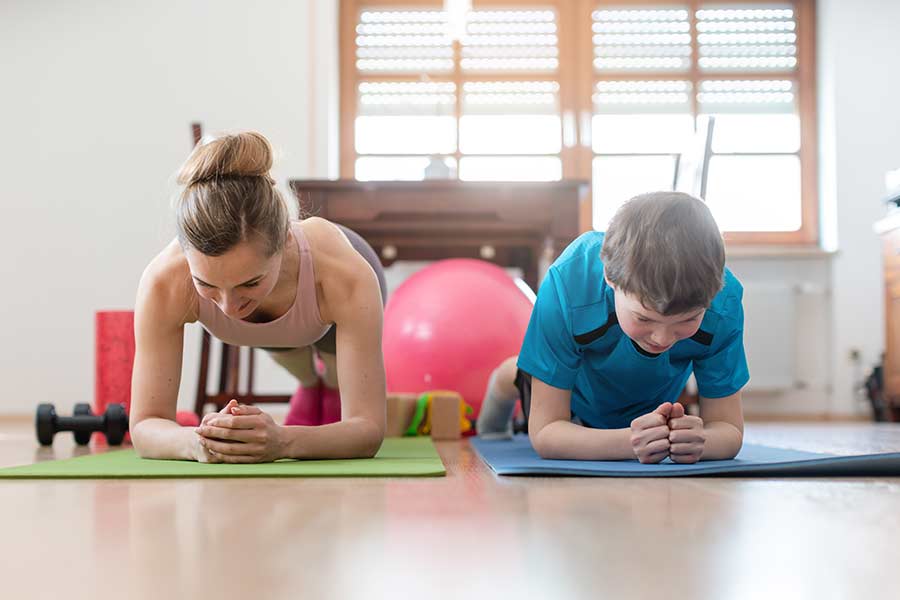 Madre e hijo realizando yoga desde casa