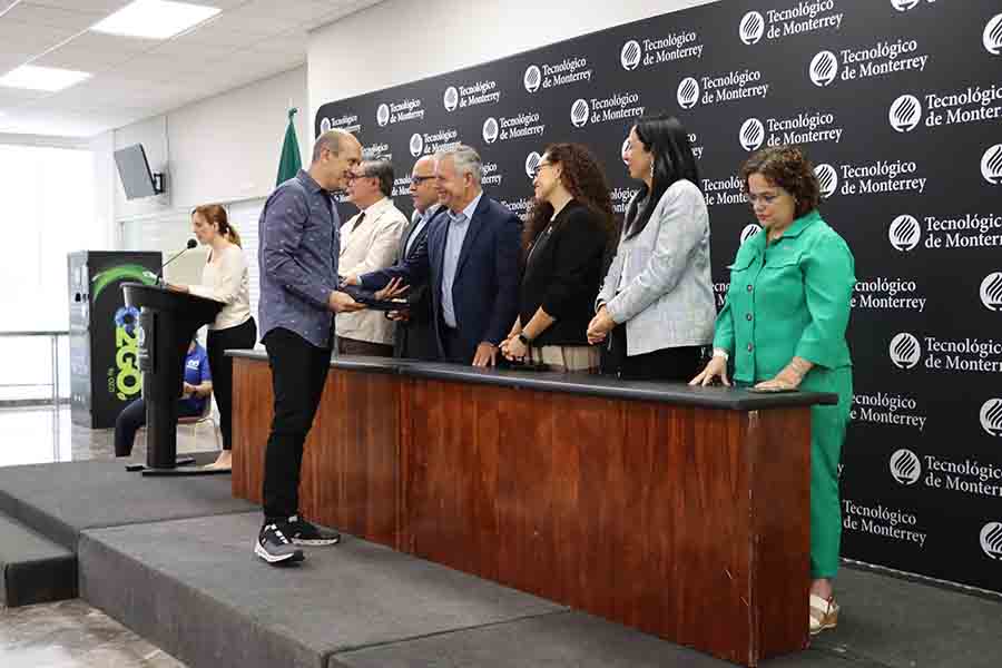 Manuel Ayala, profesor reconocido en la bienvenida al semestre agosto-diciembre 2023.