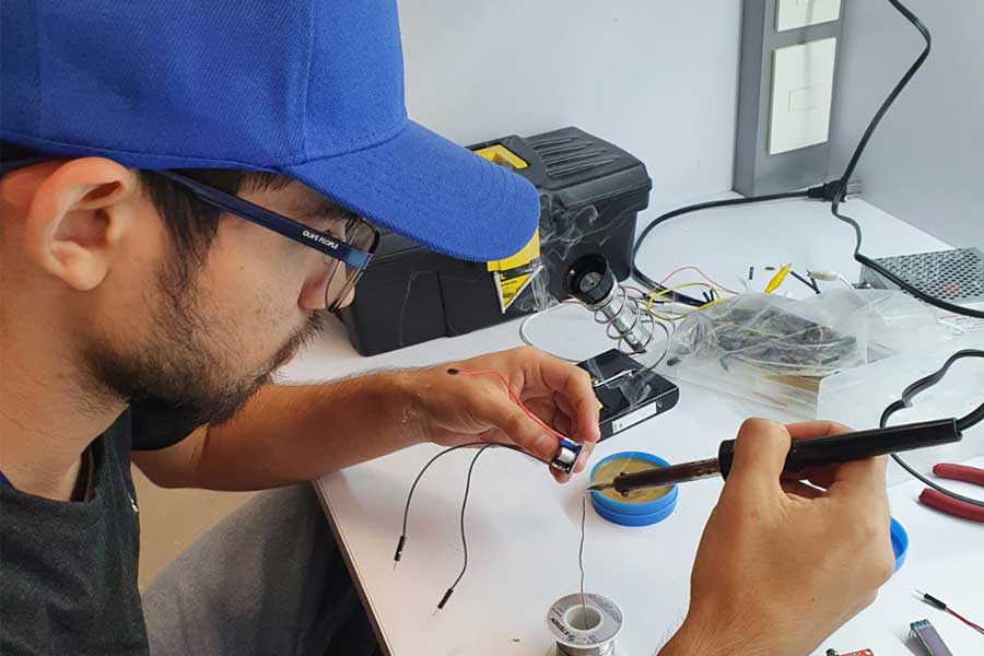 Manuel Velázquez en laboratorio de ingeniería tisular