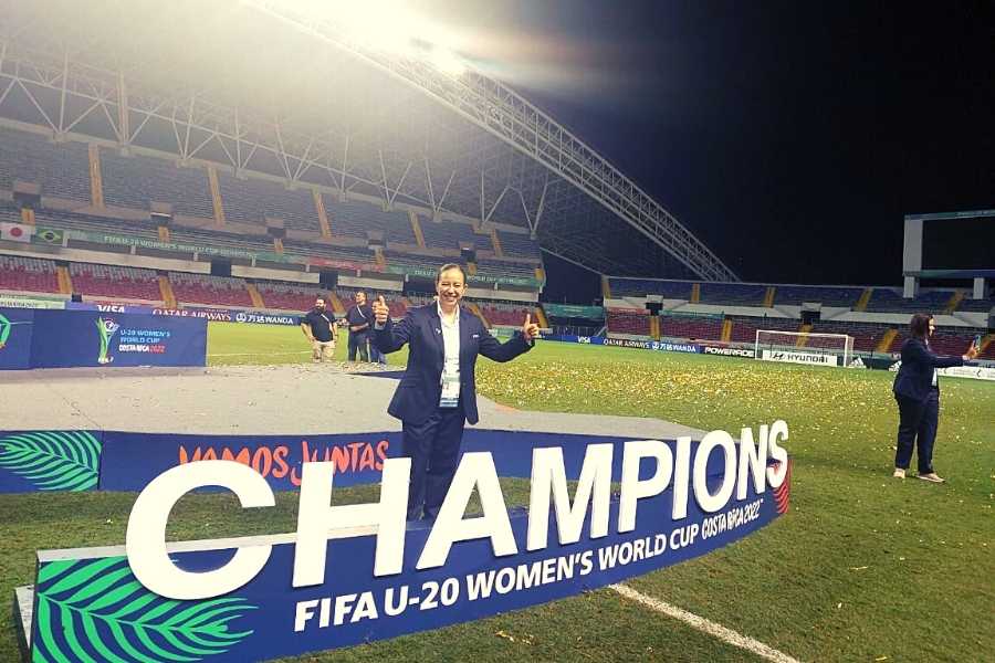 Marely Flores, una mexicana posa en medio de un estadio de futbol de la UEFA Women’s Champions League