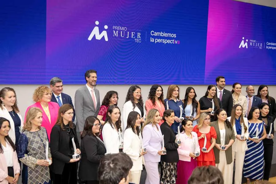 maria con resto de ganadoras premio mujer tec
