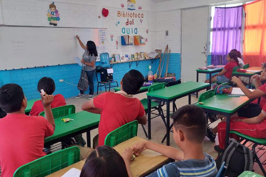 María Soto explicando clases