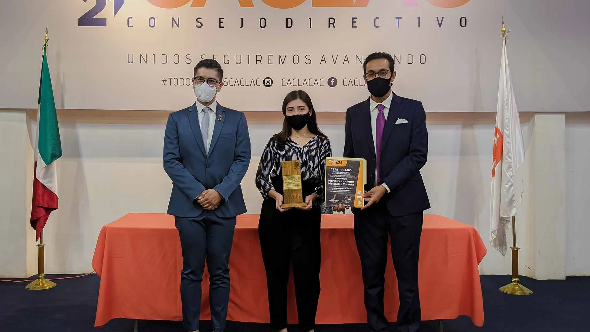La EXATEC María Guadalupe Meléndez recibe Premio Calli