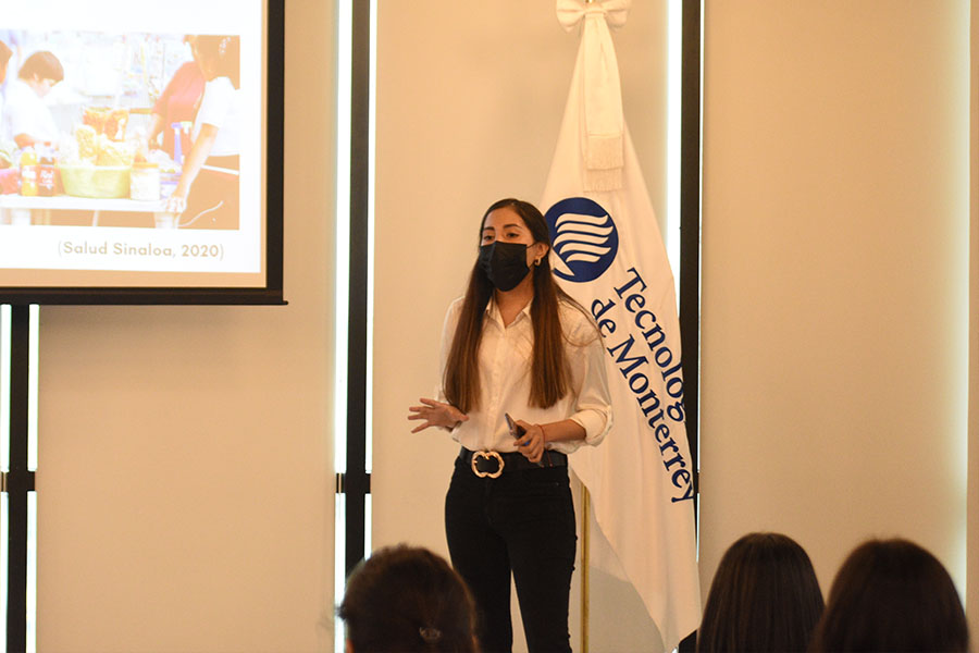 Maria presentando proyecto social en el tec sinaloa