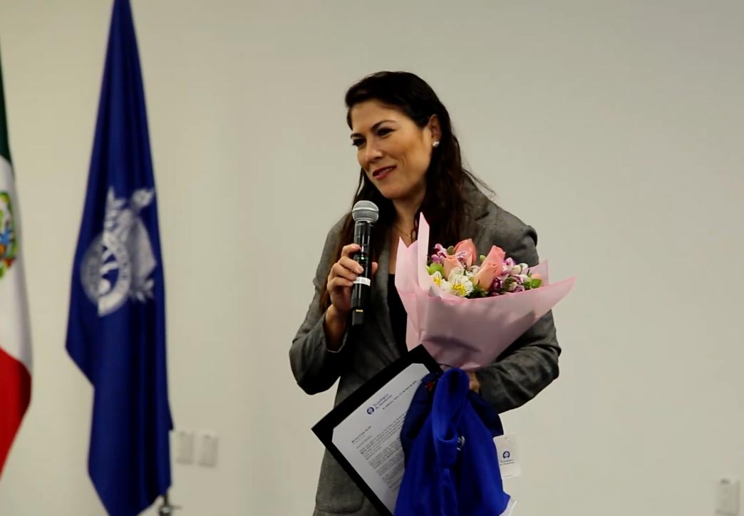 Mariana Priego premio al mérito exatec dando un discurso