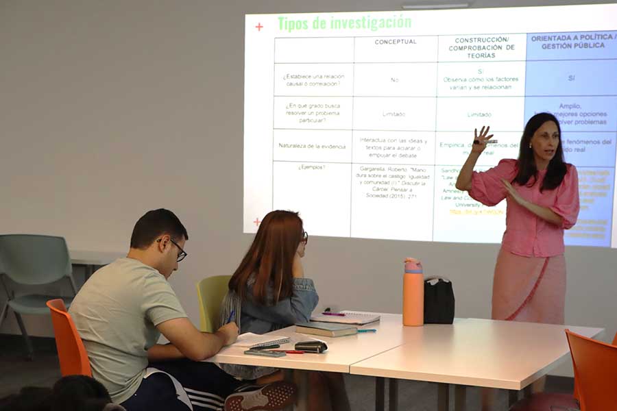 Profesora Mariana Rangel impartiendo clase a estudiantes del Tec.