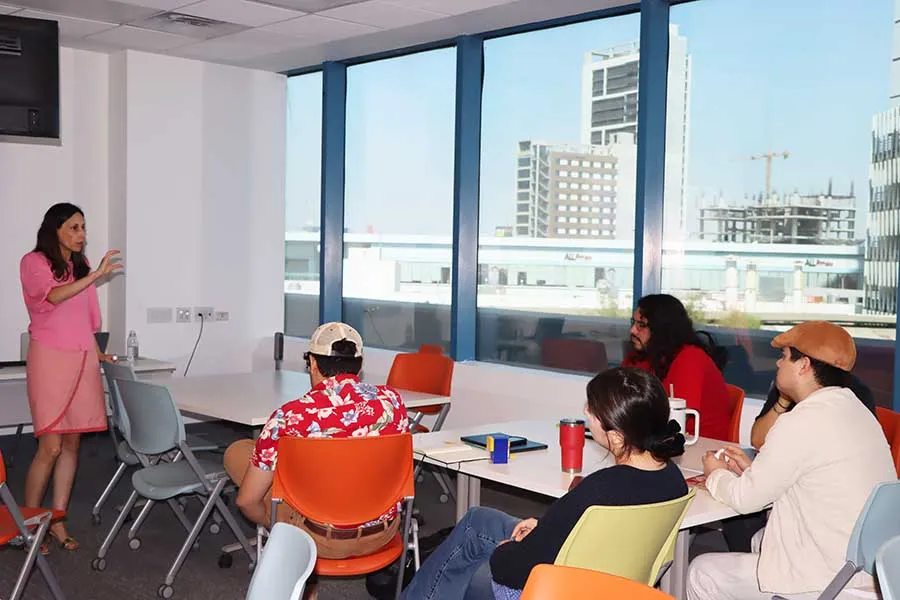Profesora Mariana Rangel impartiendo clase a estudiantes del Tec.