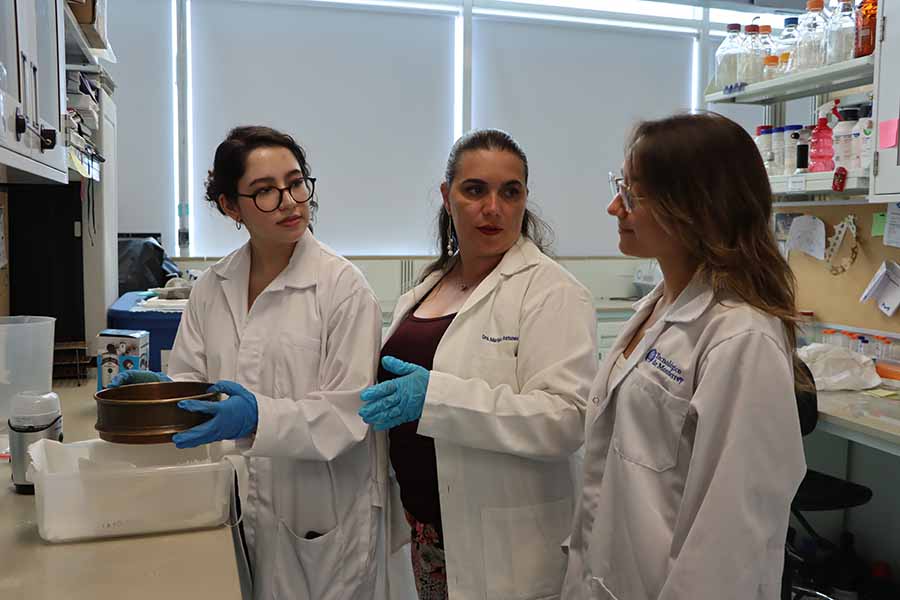 Marilena Antunes Ricardo, profesora de la Escuela de Ingeniería y Ciencias con estudiantes del campus Monterrey.