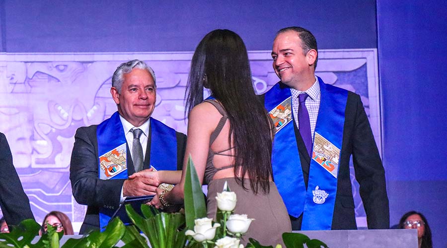 mario adrián entrega títulos a profesionistas del tec campus laguna