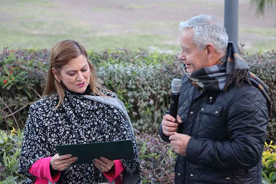 Adriana Carranza y Mario Adrián Flores en la donación del árbol de las Barbies en el Parque Central, como parte del proyecto Sigamos Creciendo Juntos..