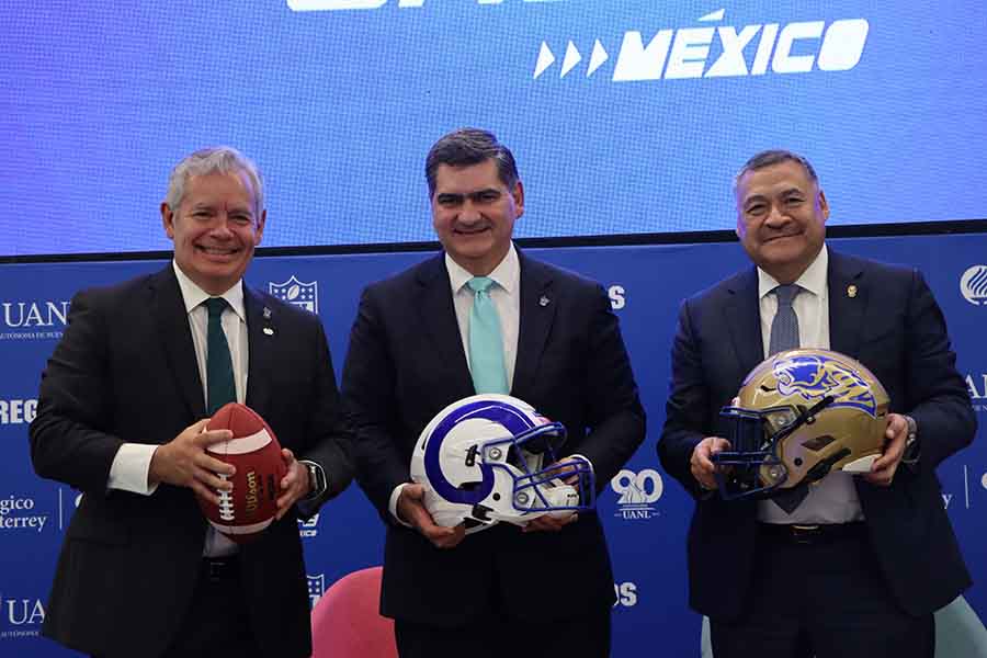 Mario Adrián Flores, David Garza Salazar y Santos Guzmán, en la presentación del juego de Borregos Monterrey en Houston, contra Auténticos Tigres. 