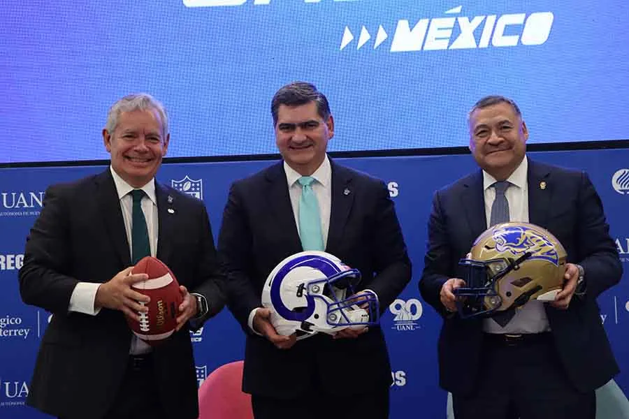 Mario Adrián Flores, David Garza Salazar y Santos Guzmán, en la presentación del juego de Borregos Monterrey en Houston, contra Auténticos Tigres.