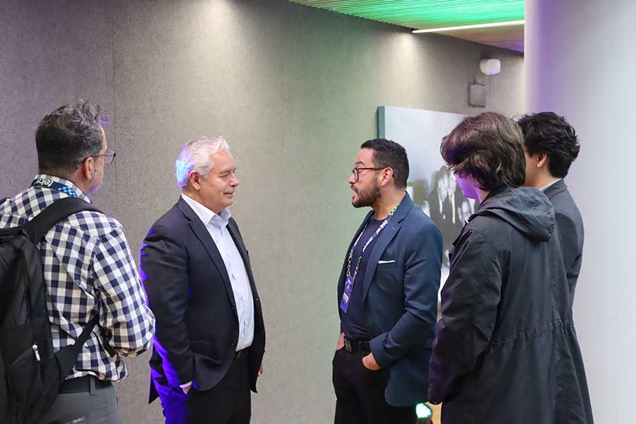 Mario Adri&aacute;n Flores, vicepresidente Monterrey y director general del campus Monterrey, en conferencia de INCmty con asistentes..