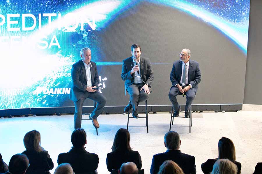 Mario Adrián Flores, Juan Pablo Murra y Feniosky Paña-Mora, en la inauguración del Expedition FEMSA.