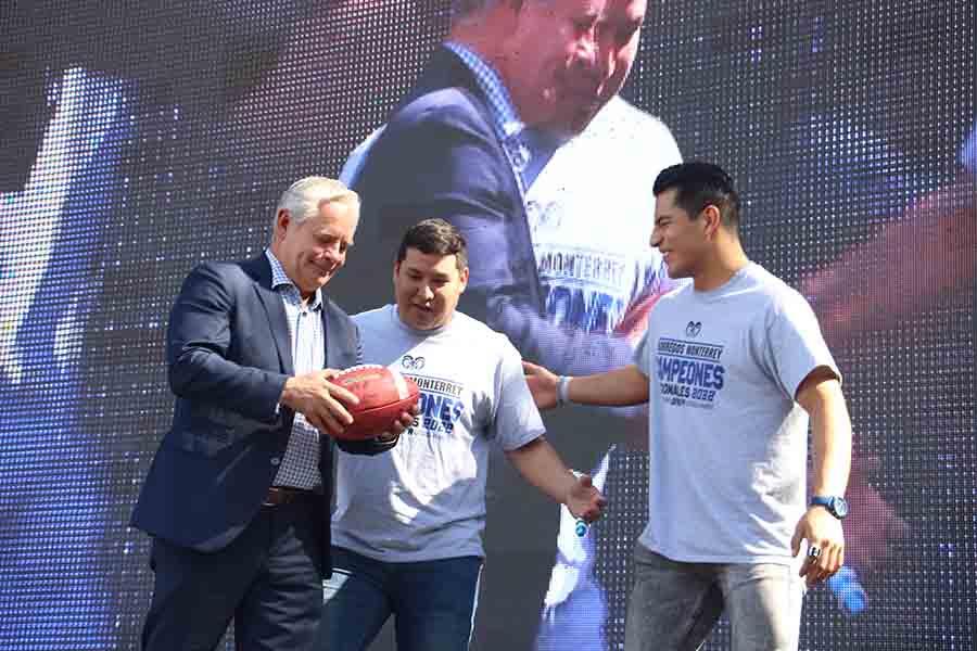 Mario Adrián Flores recibió un balón firmado por jugadores y entrenadores como agradecimiento al apoyo de su equipo.