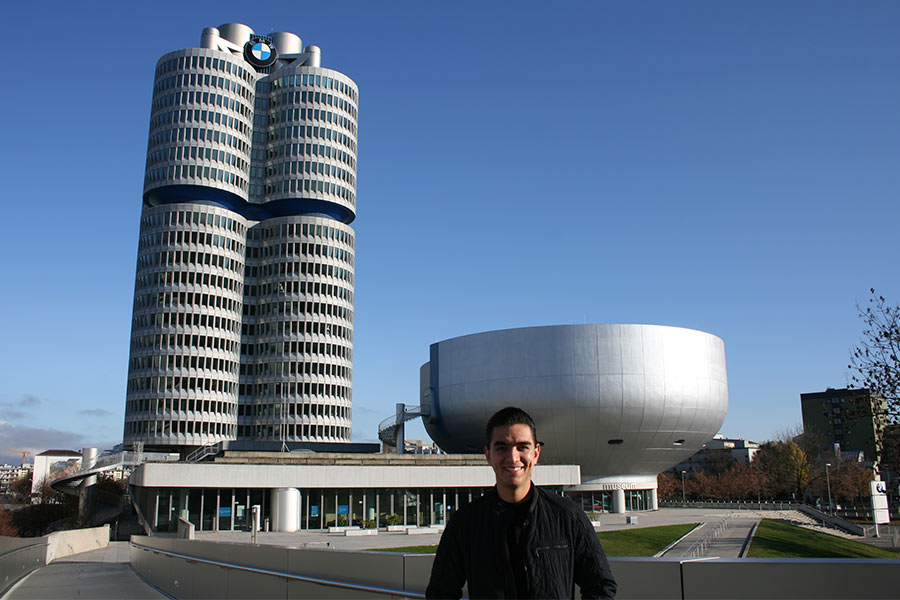 Mario Enrique García frente edificio de bmw