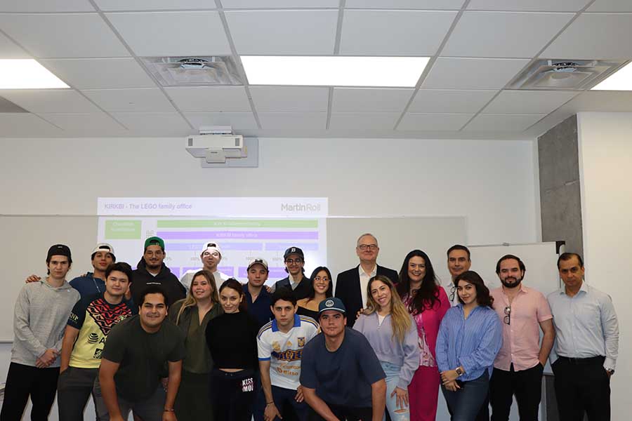 Martin Roll con estudiantes del campus Monterrey