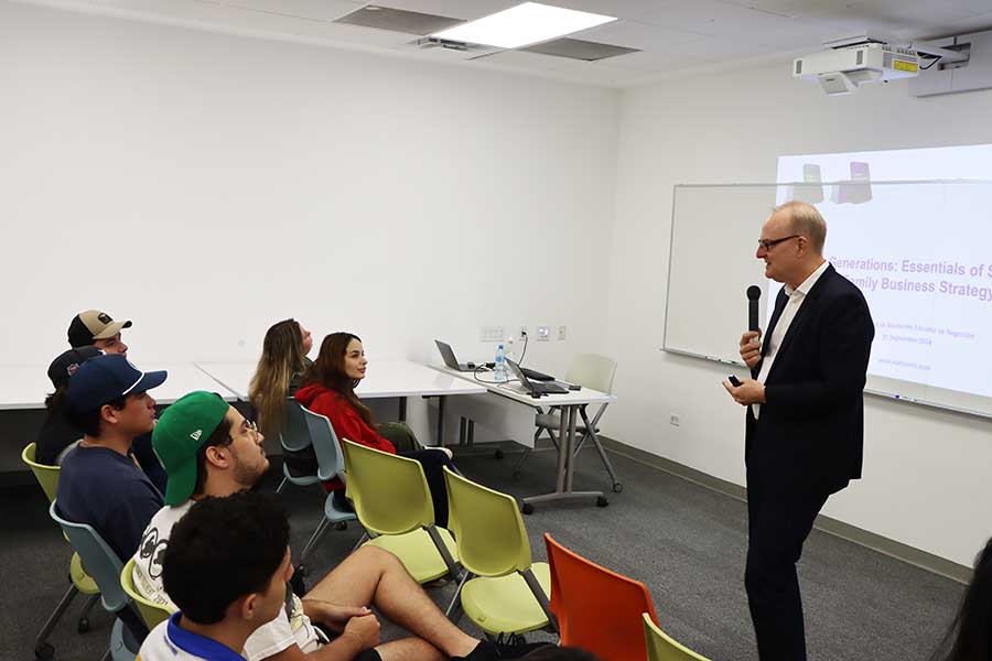 Martin Roll imparte clase sobre empresas familiares en el campus Monterrey.