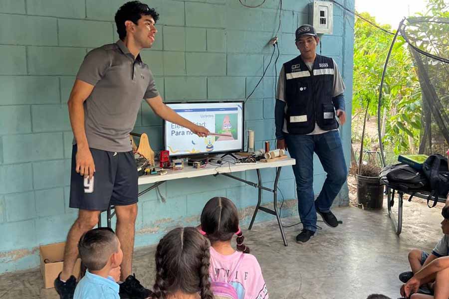 Maximiliano Osuna, dando clases en escuela primaria