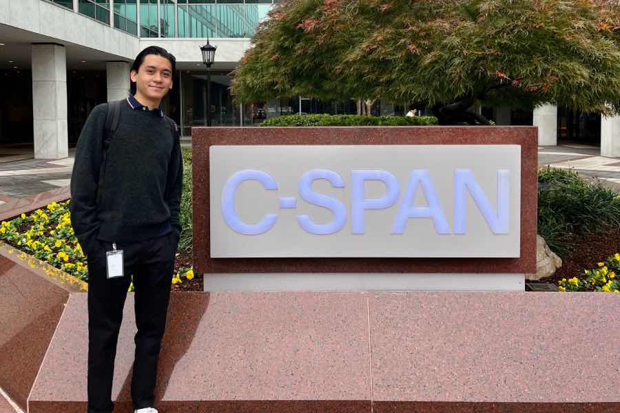 Isaac trabajó para C-SPAN durante más de 3 meses.